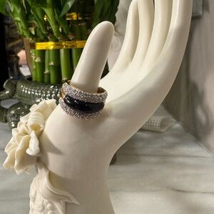 Elegant Black and Gold Women's Ring